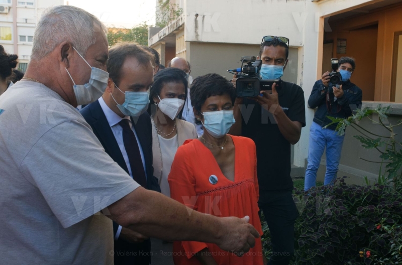 Le ministre de l'Outre-mer a la rencontre d'habitants de logements sociaux. Overseas Minister meets residents of social housing.
