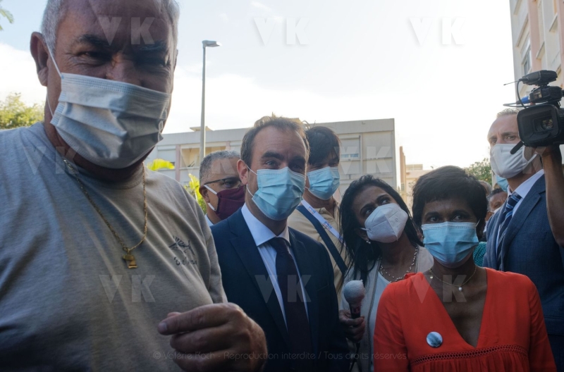 Le ministre de l'Outre-mer a la rencontre d'habitants de logements sociaux. Overseas Minister meets residents of social housing.