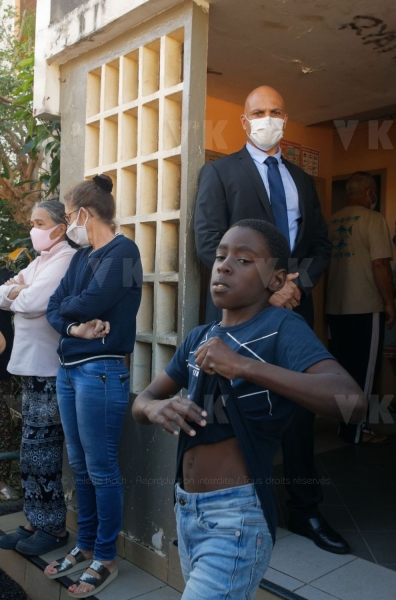 Le ministre de l'Outre-mer a la rencontre d'habitants de logements sociaux. Overseas Minister meets residents of social housing.