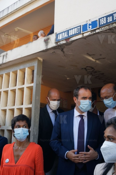 Le ministre de l'Outre-mer a la rencontre d'habitants de logements sociaux. Overseas Minister meets residents of social housing.