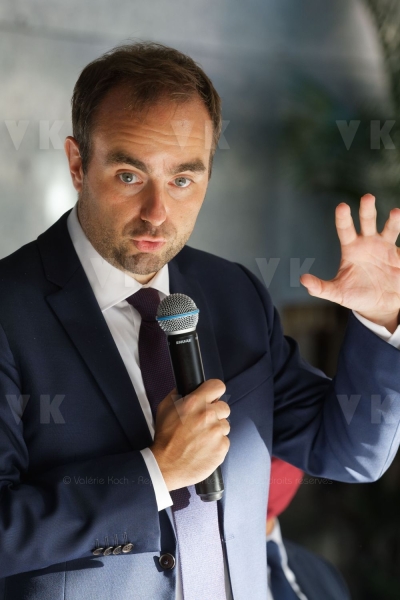 Le ministre de l'Outre-mer a la rencontre d'habitants de logements sociaux. Overseas Minister meets residents of social housing.