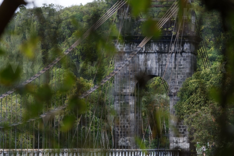 Le ministre de l'Outre-mer Sebastien Lecornu au chantier de rehabilitation du site du pont suspendu de la Riviere de l'Est. Overseas Minister Sebastien Lecornu at the site of the rehabilitation of the suspension bridge of the Riviere de l'Est.