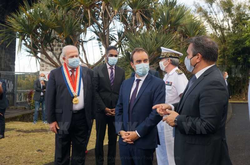 Le ministre de l'Outre-mer Sebastien Lecornu au chantier de rehabilitation du site du pont suspendu de la Riviere de l'Est. Overseas Minister Sebastien Lecornu at the site of the rehabilitation of the suspension bridge of the Riviere de l'Est.
