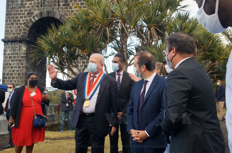 Le ministre de l'Outre-mer Sebastien Lecornu au chantier de rehabilitation du site du pont suspendu de la Riviere de l'Est. Overseas Minister Sebastien Lecornu at the site of the rehabilitation of the suspension bridge of the Riviere de l'Est.