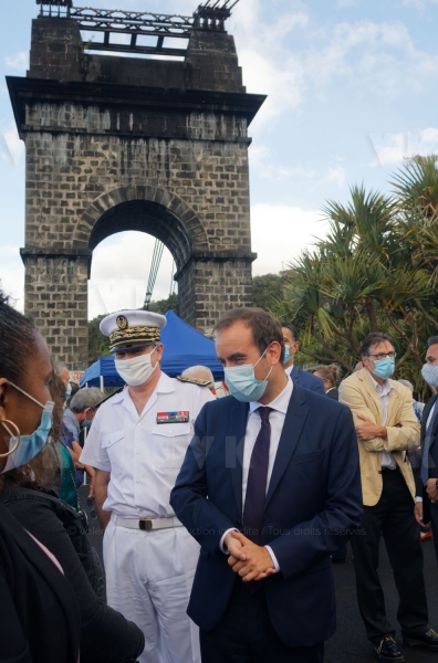 Le ministre de l'Outre-mer Sebastien Lecornu au chantier de rehabilitation du site du pont suspendu de la Riviere de l'Est. Overseas Minister Sebastien Lecornu at the site of the rehabilitation of the suspension bridge of the Riviere de l'Est.