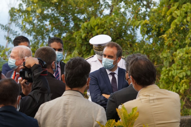 Le ministre de l'Outre-mer Sebastien Lecornu au chantier de rehabilitation du site du pont suspendu de la Riviere de l'Est. Overseas Minister Sebastien Lecornu at the site of the rehabilitation of the suspension bridge of the Riviere de l'Est.
