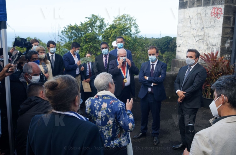 Le ministre de l'Outre-mer Sebastien Lecornu au chantier de rehabilitation du site du pont suspendu de la Riviere de l'Est. Overseas Minister Sebastien Lecornu at the site of the rehabilitation of the suspension bridge of the Riviere de l'Est.
