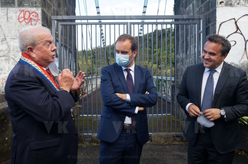 Le ministre de l'Outre-mer Sebastien Lecornu au chantier de rehabilitation du site du pont suspendu de la Riviere de l'Est. Overseas Minister Sebastien Lecornu at the site of the rehabilitation of the suspension bridge of the Riviere de l'Est.