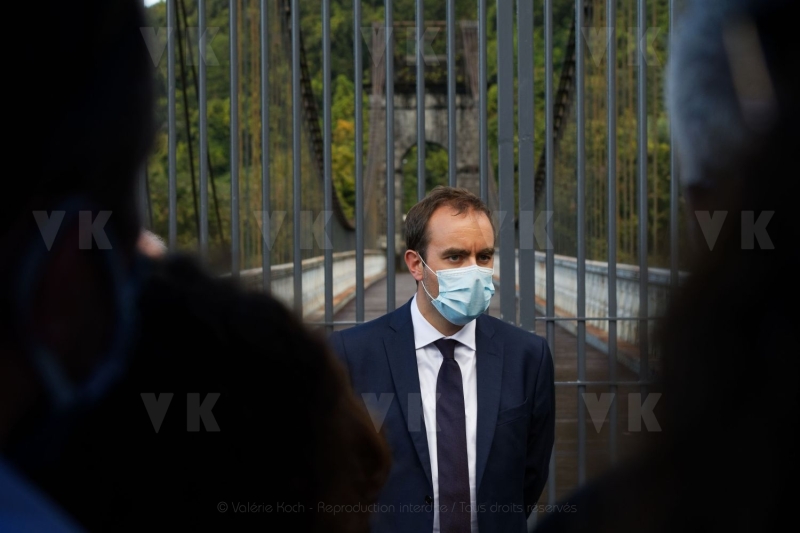 Le ministre de l'Outre-mer Sebastien Lecornu au chantier de rehabilitation du site du pont suspendu de la Riviere de l'Est. Overseas Minister Sebastien Lecornu at the site of the rehabilitation of the suspension bridge of the Riviere de l'Est.