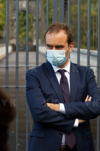 Le ministre de l'Outre-mer Sebastien Lecornu au chantier de rehabilitation du site du pont suspendu de la Riviere de l'Est. Overseas Minister Sebastien Lecornu at the site of the rehabilitation of the suspension bridge of the Riviere de l'Est.