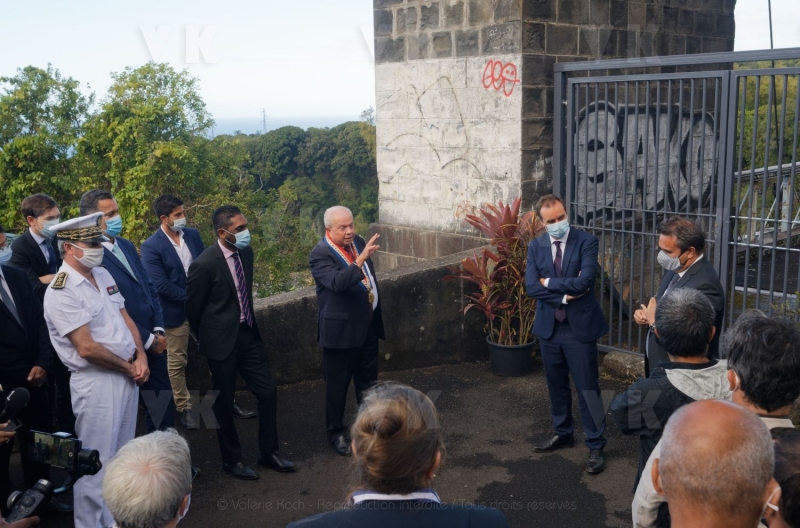 Le ministre de l'Outre-mer Sebastien Lecornu au chantier de rehabilitation du site du pont suspendu de la Riviere de l'Est. Overseas Minister Sebastien Lecornu at the site of the rehabilitation of the suspension bridge of the Riviere de l'Est.