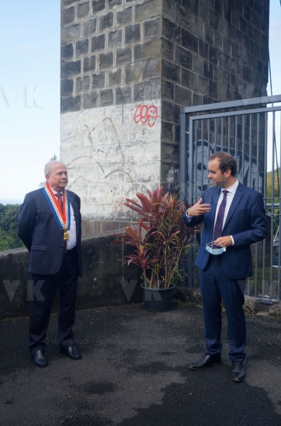 Le ministre de l'Outre-mer Sebastien Lecornu au chantier de rehabilitation du site du pont suspendu de la Riviere de l'Est. Overseas Minister Sebastien Lecornu at the site of the rehabilitation of the suspension bridge of the Riviere de l'Est.