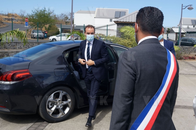 Rentre scolaire a La Reunion pour le ministre de l'Outremer Sebastien Lecornu - Back to school in La Reunion for French overseas minister Sebastien Lecornu