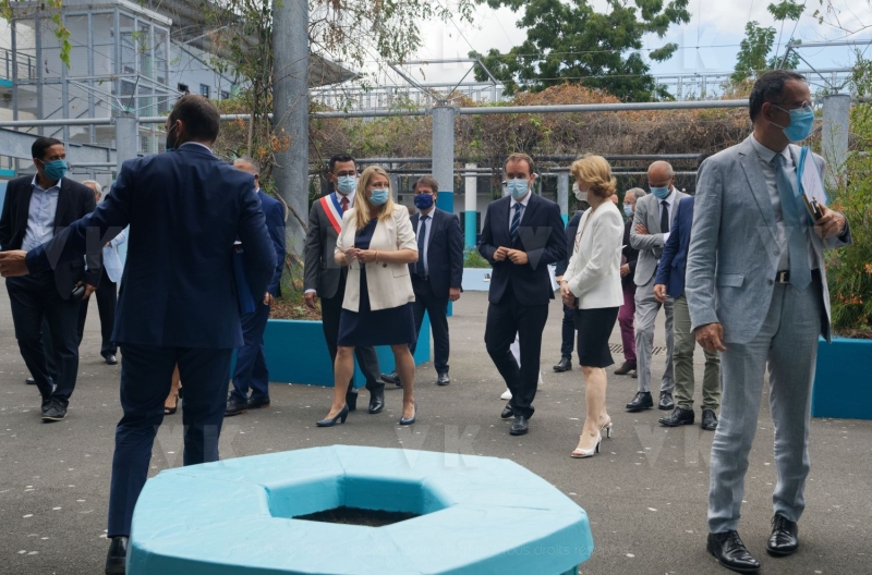 Rentre scolaire a La Reunion pour le ministre de l'Outremer Sebastien Lecornu - Back to school in La Reunion for French overseas minister Sebastien Lecornu