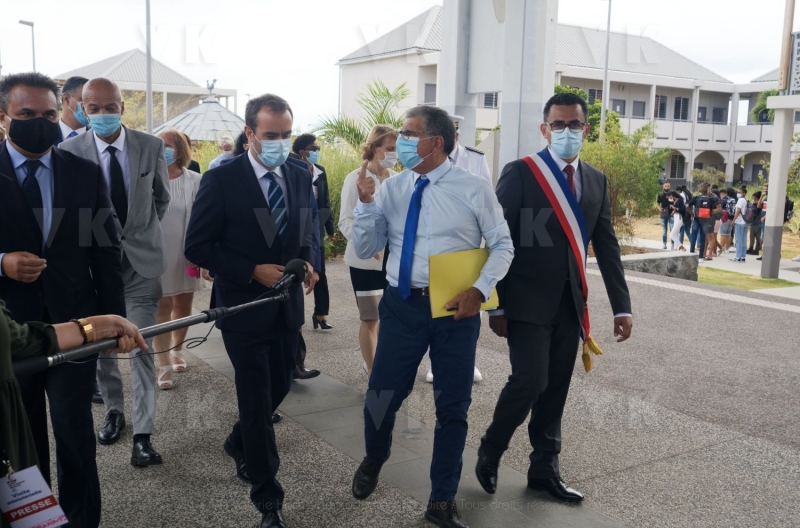 Rentre scolaire a La Reunion pour le ministre de l'Outremer Sebastien Lecornu - Back to school in La Reunion for French overseas minister Sebastien Lecornu