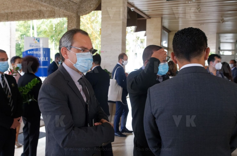 Sebastien Lecornu, ministre de l'Outre-mer, echange avec les 24 maires de La Reunion. Sebastien Lecornu, Minister of Overseas France, talks with the 24 mayors of La Reunion.