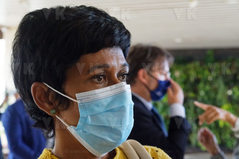 Sebastien Lecornu, ministre de l'Outre-mer, echange avec les 24 maires de La Reunion. Sebastien Lecornu, Minister of Overseas France, talks with the 24 mayors of La Reunion.