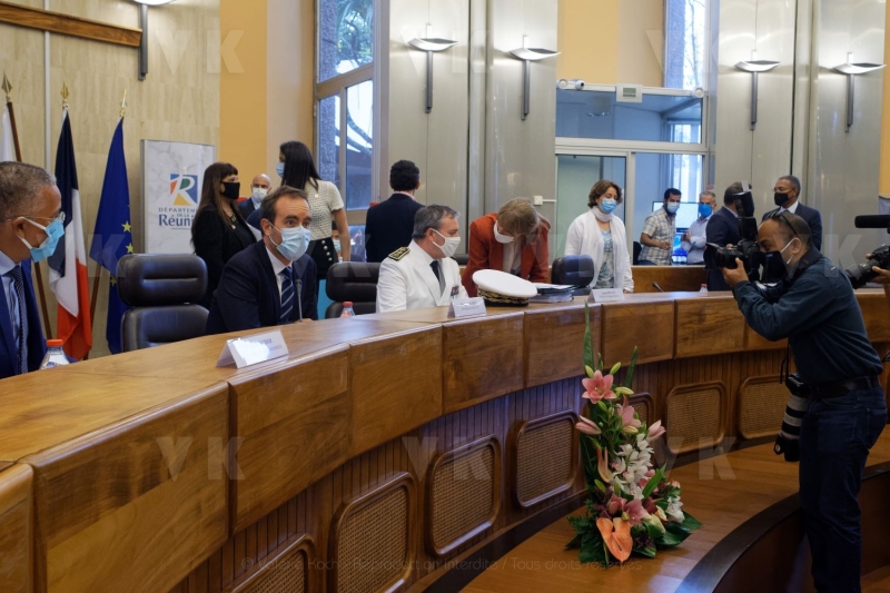 Sebastien Lecornu, ministre de l'Outre-mer, echange avec les 24 maires de La Reunion. Sebastien Lecornu, Minister of Overseas France, talks with the 24 mayors of La Reunion.