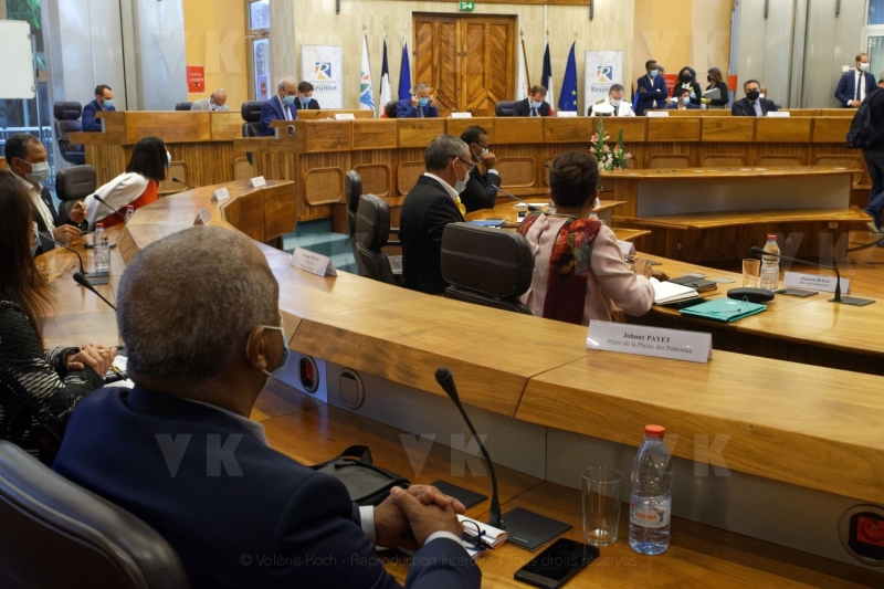 Sebastien Lecornu, ministre de l'Outre-mer, echange avec les 24 maires de La Reunion. Sebastien Lecornu, Minister of Overseas France, talks with the 24 mayors of La Reunion.