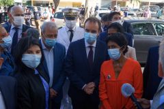 Le ministre de l'Outre-mer a la rencontre d'habitants de logements sociaux. Overseas Minister meets residents of social housing.