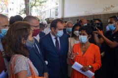 Le ministre de l'Outre-mer a la rencontre d'habitants de logements sociaux. Overseas Minister meets residents of social housing.