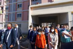 Le ministre de l'Outre-mer a la rencontre d'habitants de logements sociaux. Overseas Minister meets residents of social housing.
