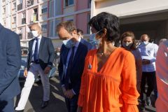 Le ministre de l'Outre-mer a la rencontre d'habitants de logements sociaux. Overseas Minister meets residents of social housing.