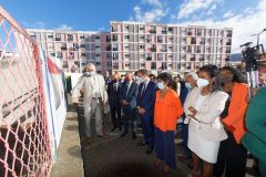 Le ministre de l'Outre-mer a la rencontre d'habitants de logements sociaux. Overseas Minister meets residents of social housing.