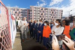 Le ministre de l'Outre-mer a la rencontre d'habitants de logements sociaux. Overseas Minister meets residents of social housing.