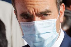 Le ministre de l'Outre-mer a la rencontre d'habitants de logements sociaux. Overseas Minister meets residents of social housing.