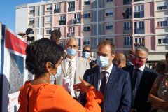 Le ministre de l'Outre-mer a la rencontre d'habitants de logements sociaux. Overseas Minister meets residents of social housing.
