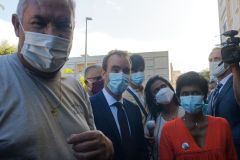 Le ministre de l'Outre-mer a la rencontre d'habitants de logements sociaux. Overseas Minister meets residents of social housing.