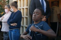 Le ministre de l'Outre-mer a la rencontre d'habitants de logements sociaux. Overseas Minister meets residents of social housing.