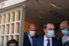 Le ministre de l'Outre-mer a la rencontre d'habitants de logements sociaux. Overseas Minister meets residents of social housing.