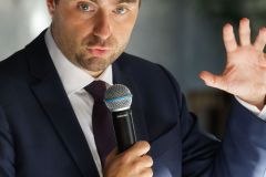 Le ministre de l'Outre-mer a la rencontre d'habitants de logements sociaux. Overseas Minister meets residents of social housing.