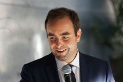 Le ministre de l'Outre-mer a la rencontre d'habitants de logements sociaux. Overseas Minister meets residents of social housing.