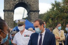Le ministre de l'Outre-mer Sebastien Lecornu au chantier de rehabilitation du site du pont suspendu de la Riviere de l'Est. Overseas Minister Sebastien Lecornu at the site of the rehabilitation of the suspension bridge of the Riviere de l'Est.