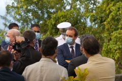 Le ministre de l'Outre-mer Sebastien Lecornu au chantier de rehabilitation du site du pont suspendu de la Riviere de l'Est. Overseas Minister Sebastien Lecornu at the site of the rehabilitation of the suspension bridge of the Riviere de l'Est.