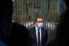 Le ministre de l'Outre-mer Sebastien Lecornu au chantier de rehabilitation du site du pont suspendu de la Riviere de l'Est. Overseas Minister Sebastien Lecornu at the site of the rehabilitation of the suspension bridge of the Riviere de l'Est.