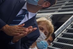 Rentre scolaire a La Reunion pour le ministre de l'Outremer Sebastien Lecornu - Back to school in La Reunion for French overseas minister Sebastien Lecornu