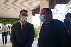 Sebastien Lecornu, ministre de l'Outre-mer, echange avec les 24 maires de La Reunion. Sebastien Lecornu, Minister of Overseas France, talks with the 24 mayors of La Reunion.