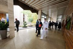 Sebastien Lecornu, ministre de l'Outre-mer, echange avec les 24 maires de La Reunion. Sebastien Lecornu, Minister of Overseas France, talks with the 24 mayors of La Reunion.