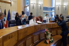 Sebastien Lecornu, ministre de l'Outre-mer, echange avec les 24 maires de La Reunion. Sebastien Lecornu, Minister of Overseas France, talks with the 24 mayors of La Reunion.