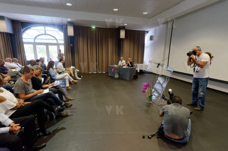 Conference de presse de Marine Le Pen a La Reunion