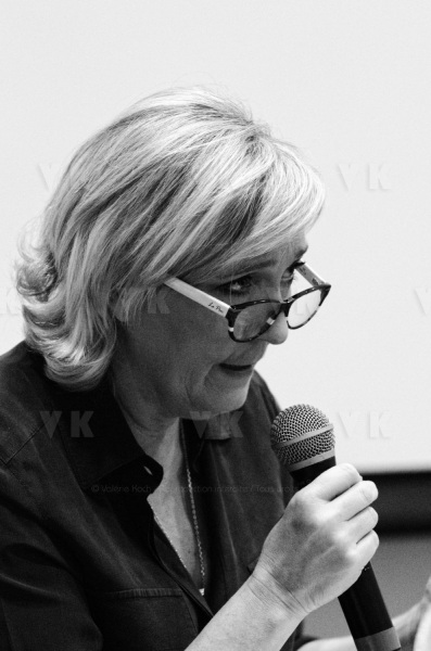 Conference de presse de Marine Le Pen a La Reunion
