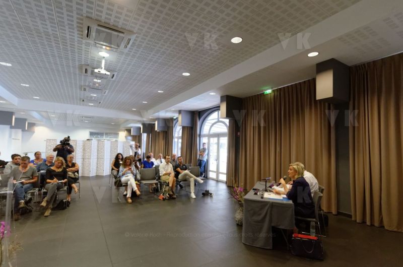 Conference de presse de Marine Le Pen a La Reunion
