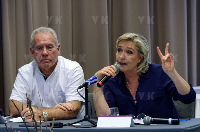 Conference de presse de Marine Le Pen a La Reunion