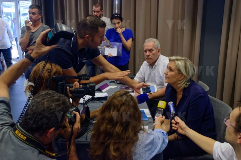 Conference de presse de Marine Le Pen a La Reunion