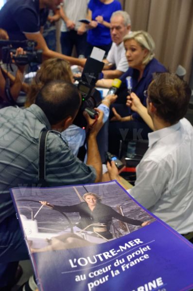 Conference de presse de Marine Le Pen a La Reunion