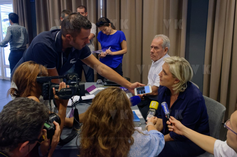 Conference de presse de Marine Le Pen a La Reunion